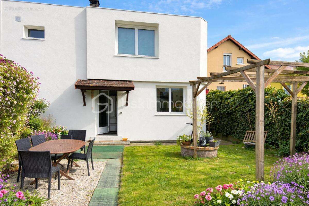 Maison à SAINTE-GENEVIEVE-DES-BOIS