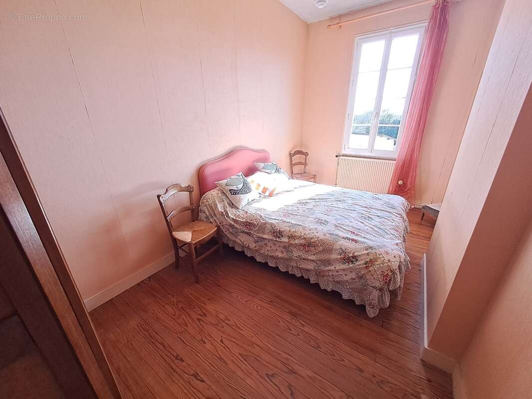 Propriété de caractère avec dépendances et un terrain constructible - photo 10
