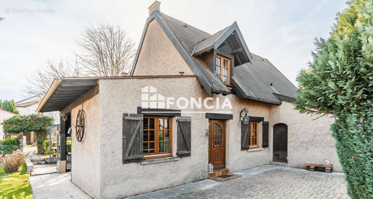 Maison familiale à Vany avec terrain arboré - photo 2
