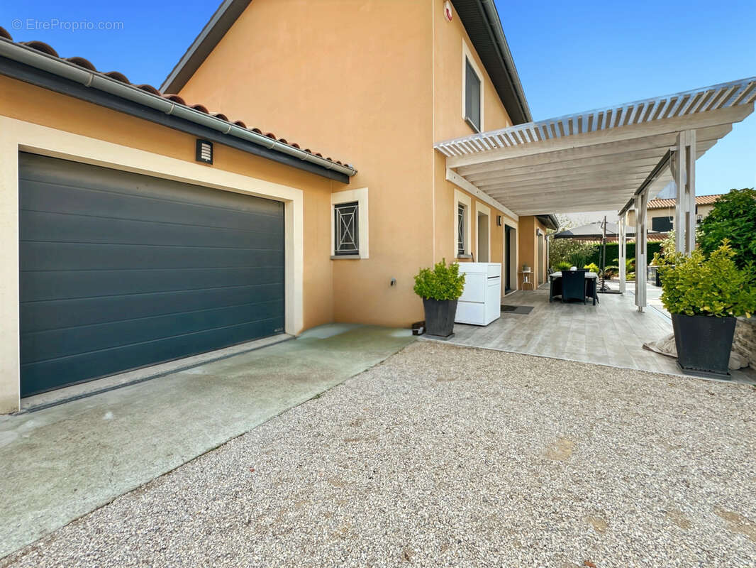 À vendre   Maison contemporaine avec piscine à Saint-Bernard 160m2 6 pièces sur grand  terrain plat. - photo 23