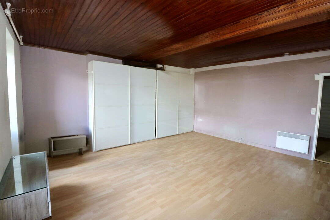 Maison de village, espace jour 80 m², séjour avec cheminée, - Maison à VILLANDRAUT