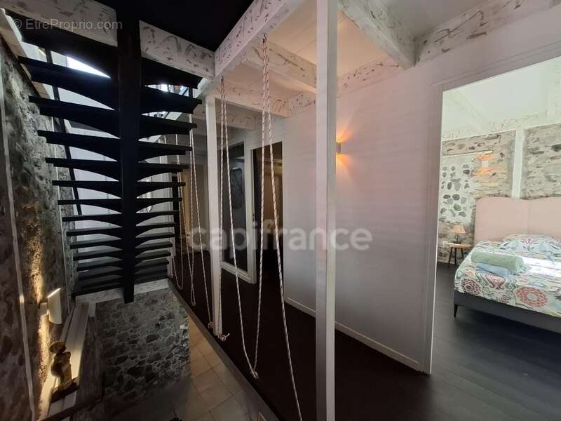 A vendre - Maison de Bourg Atypique et Rénovée – Vue Mer et Montagne – Saint-Pierre (972) - photo 11