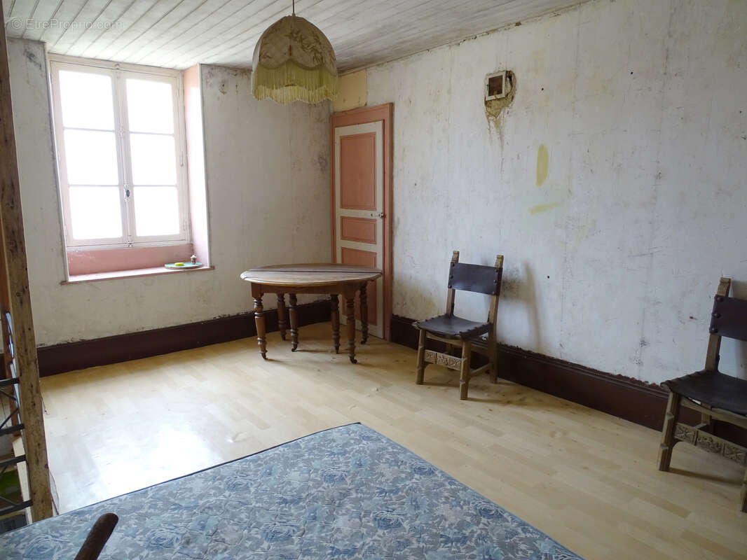 Maison à MONTIGNY-SUR-AUBE