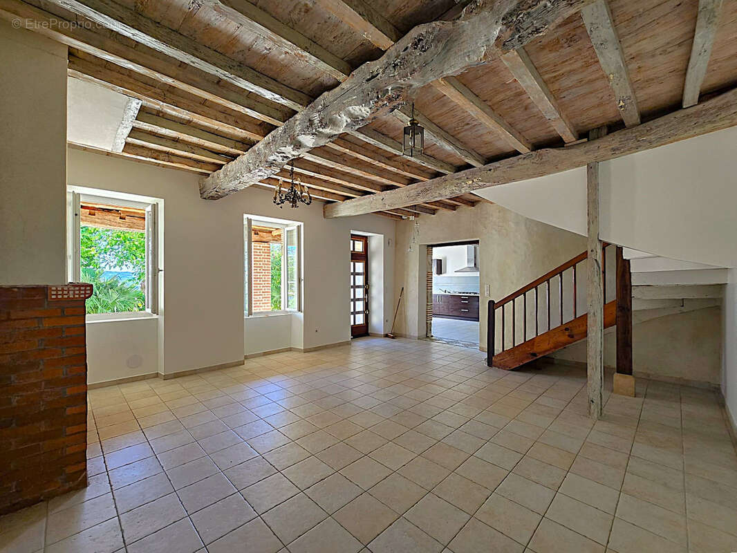 Rare - Délicieuse propriété 1,9 hectare maison rénovée et nombreuses dépendances - photo 15