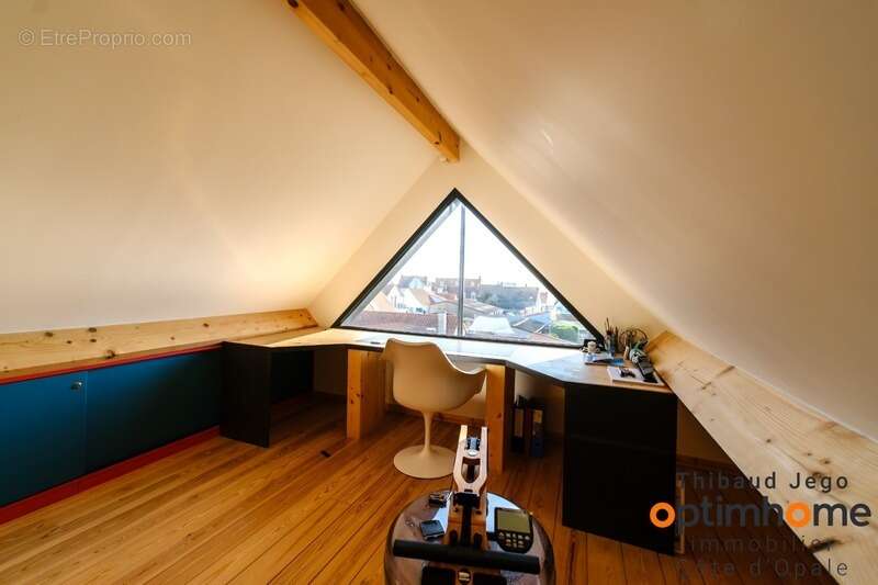 Maison contemporaine récente avec un bel extérieur et vue mer de l'étage - photo 16