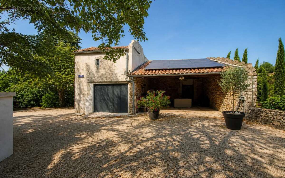 Maison de 10 pièces de 196 m² à Saint-Paul-le-Jeune - photo 3