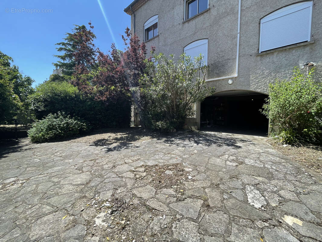 Maison spacieuse avec local commercial loué sur grande parcelle - photo 13