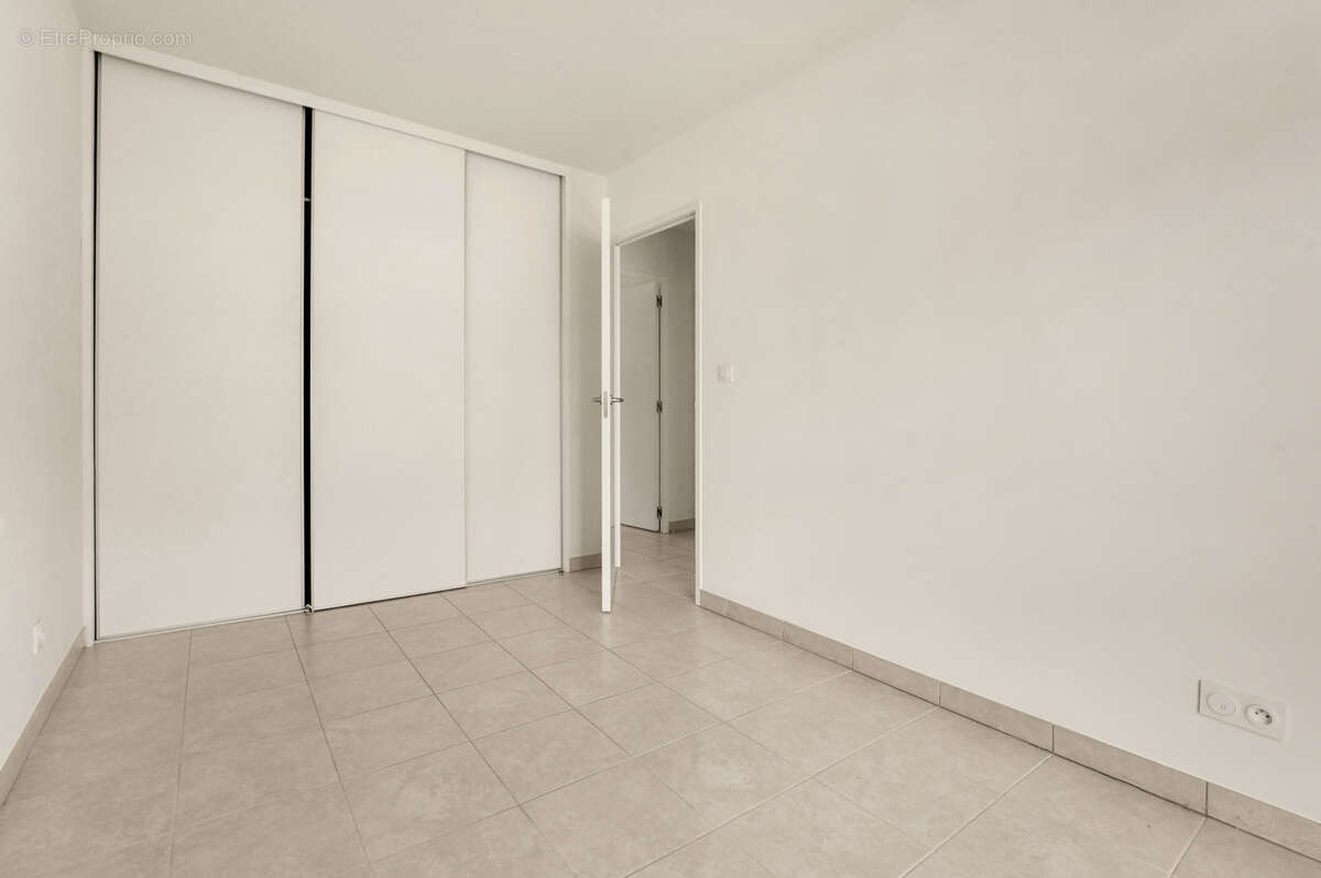 Exclusivité - t3 avec 2 parkings sécurisés. - photo 8