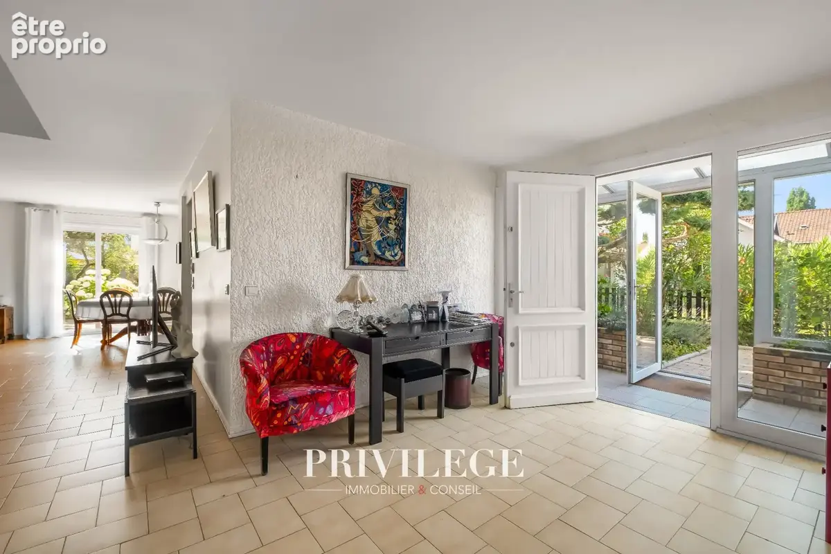 Chassieu   Maison familiale de 145 m2 avec jardin de 709 m2 à proximité du centre - photo 23