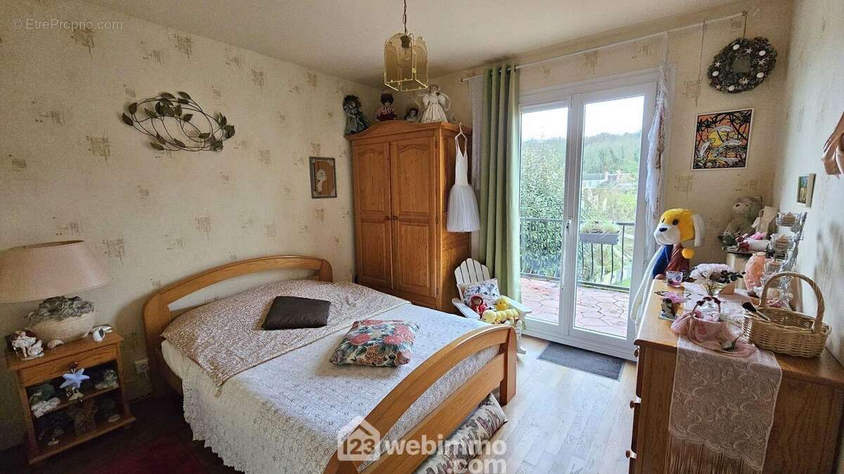 Au RDC, une chambre de 11 m² toute parquetée. - Maison à LA FERTE-ALAIS