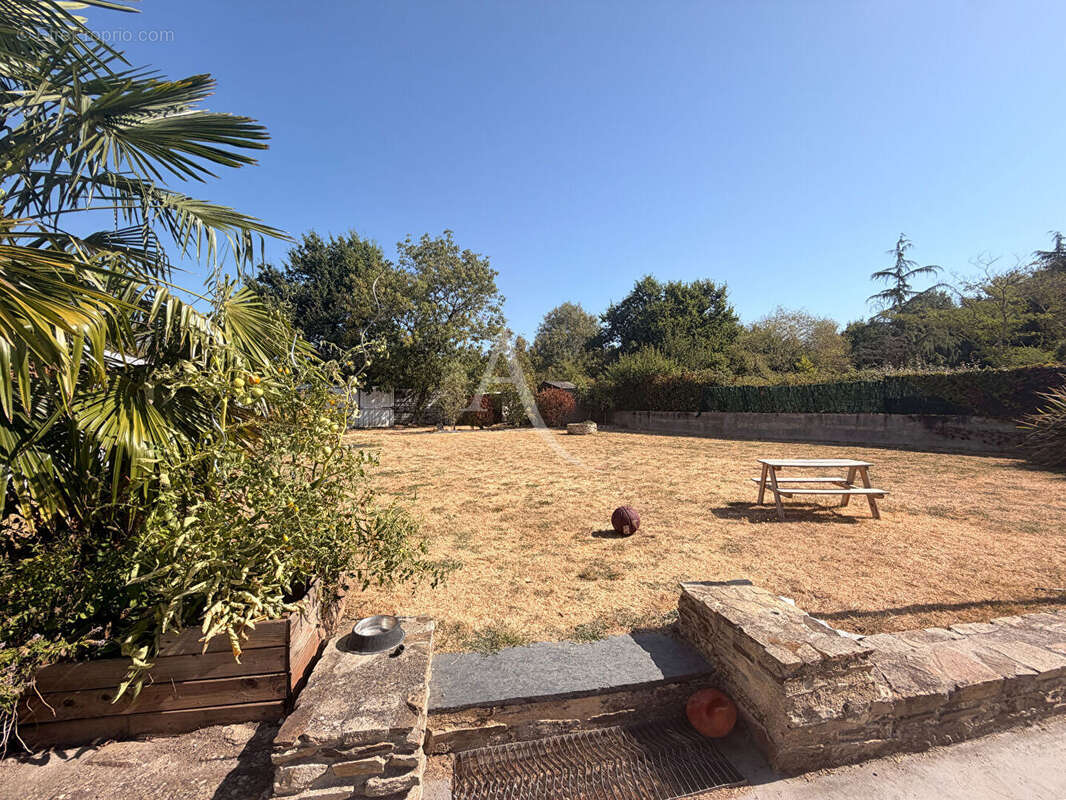 Maison en pierre mitoyenne avec cour, jardin clos, terrasse et garage - photo 8