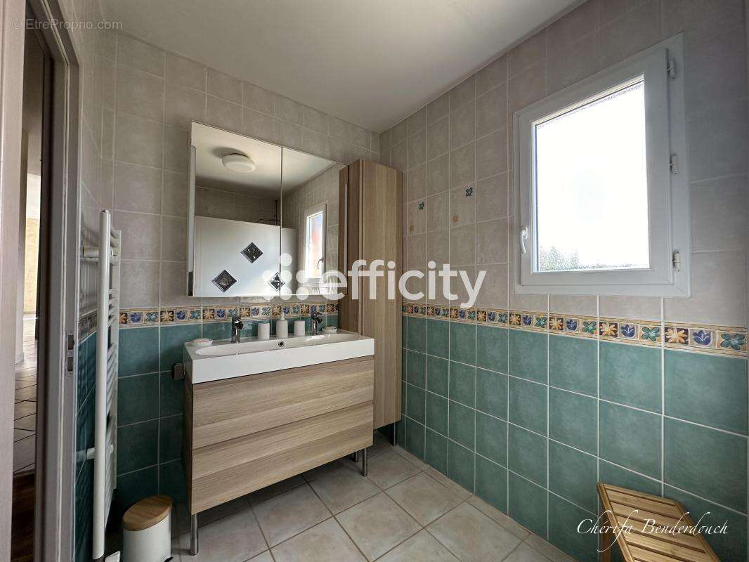 Maison à SAINT-SEURIN-DE-PRATS