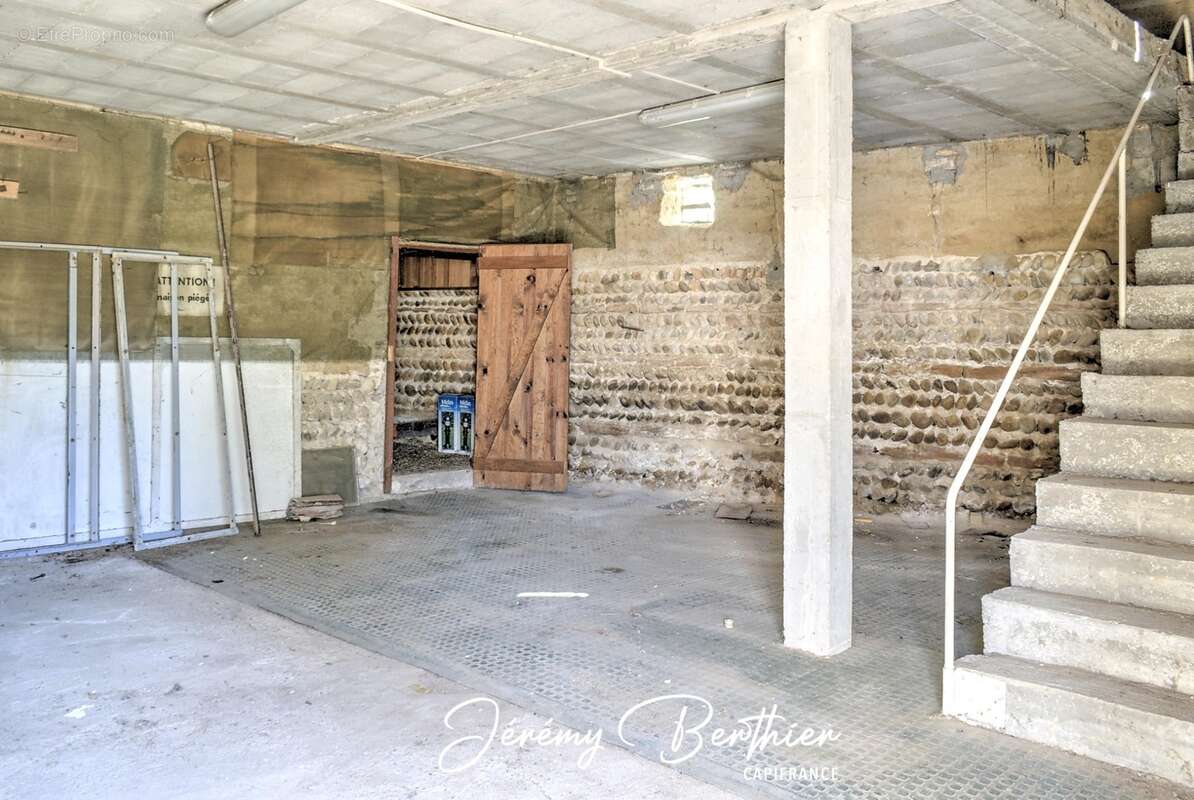 GENAY (69) - Grange de 140 m² - 4 pièces - 434 m² de terrain - Fort potentiel - photo 5