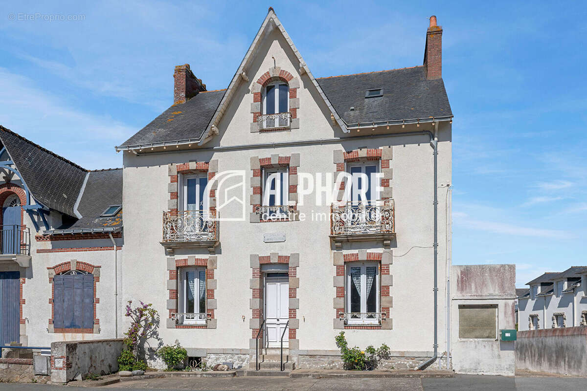 Exclusivité Alphore - Batz-sur-Mer - Maison 7 pièces ?-141 m² habitables - Terrain 375 m² - Sous-sol - Potentiel d'aménagement. - photo 7