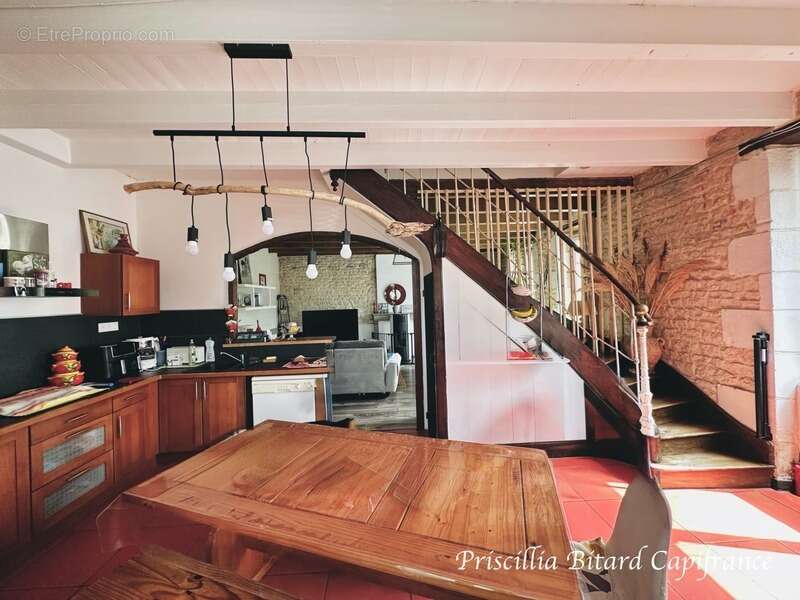 Maison de village de 141 m² avec dépendance et jardin. Beau potentiel - photo 3