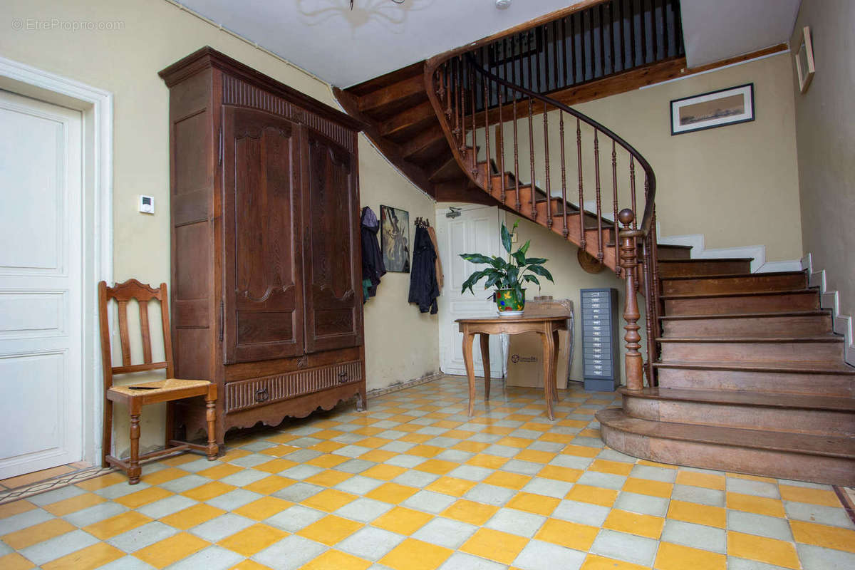 Elégante maison de maître avec potentiel commercial - photo 3