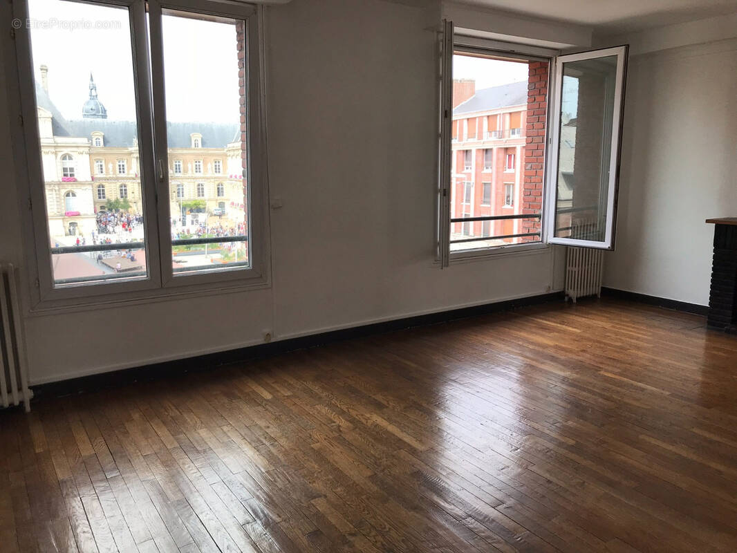 Superbe Appartement T3 Lumineux - Vue Imprenable sur l'Hôtel de Ville d'Amiens - photo 4
