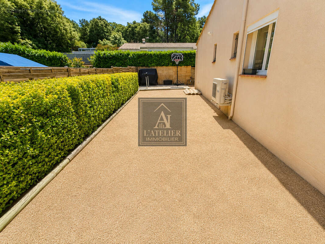 Maison de plain-pied d'une superficie de 136 m2 avec piscine sur une parcelle de 2000 m2 - photo 20