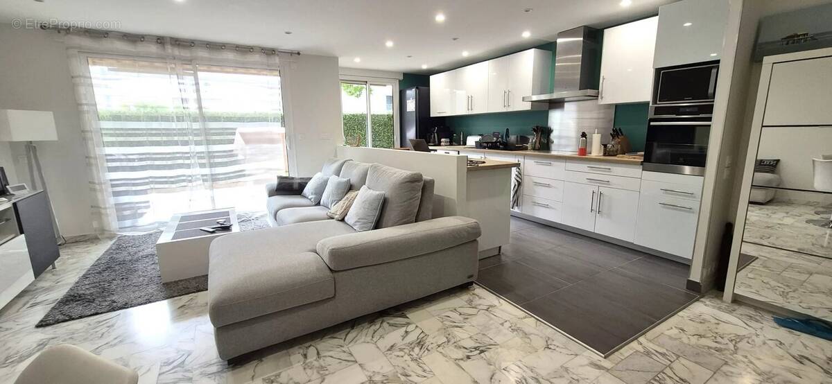 Appartement à SAINT-LAURENT-DU-VAR