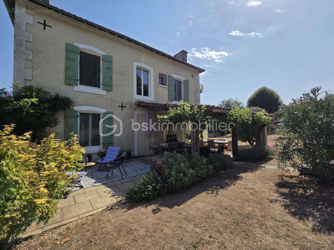 Coup de cœur – charme, elegance et potentiel, belle maison rénovée avec studio, piscine chauffée et 1 940 m² de terrain - photo 2