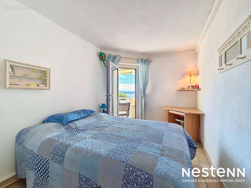 Appartement vue mer Cavalaire-sur-Mer 3 pièce(s) 67 m2 (50,54 + 16,9 m² loi carrez ) avec terrasse, garage et place de stationne - photo 10