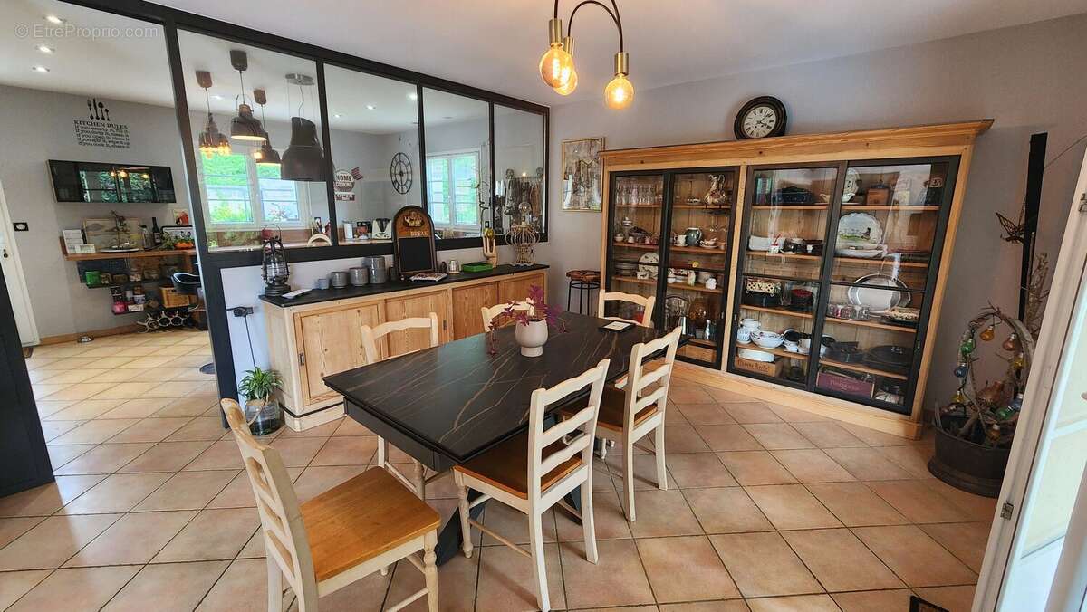 EXCLUSIVITÉ, SERRES CASTET, A VENDRE Maison de 203 m², 6 chambres, piscine, garage, sur un terrain de 1050 m² - photo 2