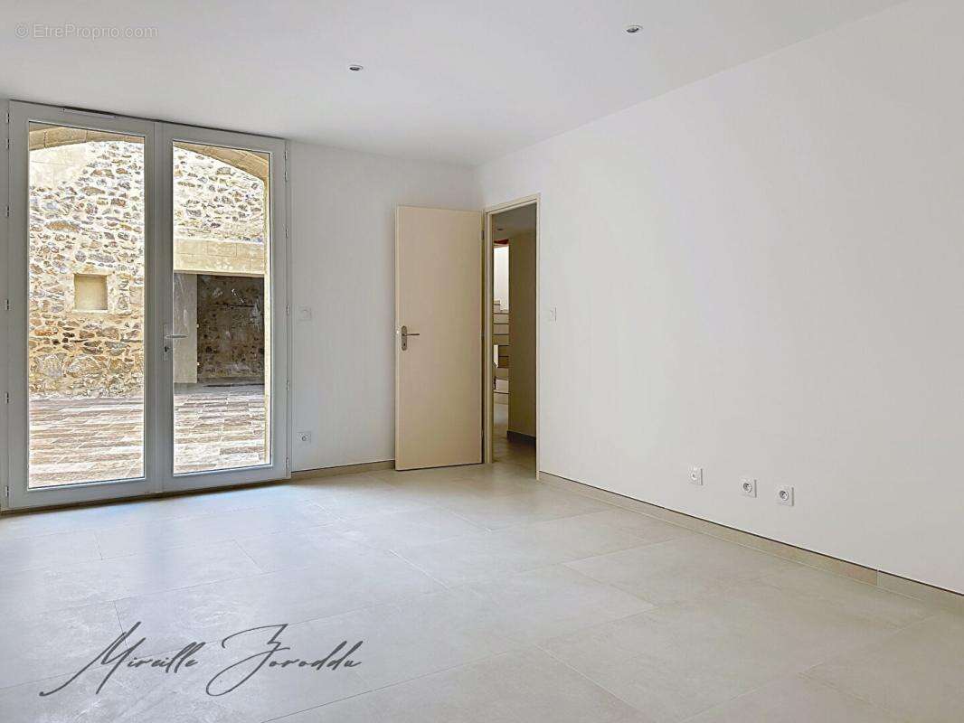 Maison à JONQUIERES-SAINT-VINCENT