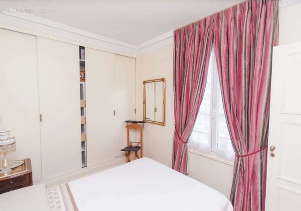 Appartement à PARIS-1E
