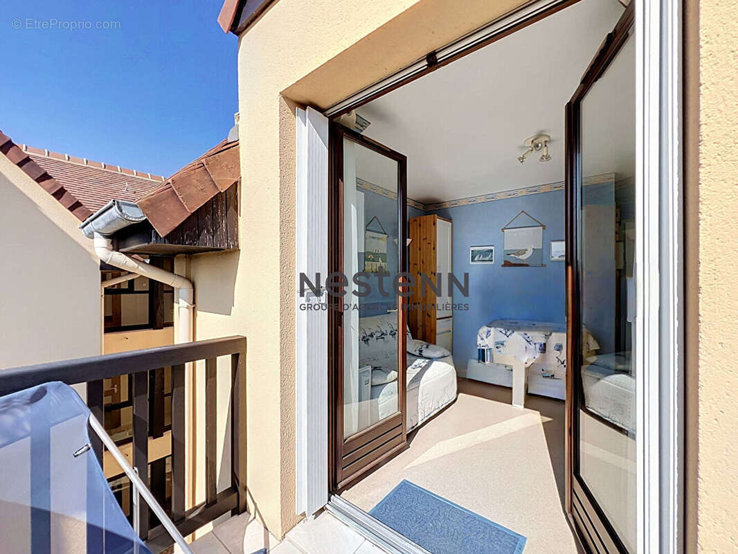 A vendre studio dernier étage avec coin nuit et balcon à deux pas de la plage - photo 2