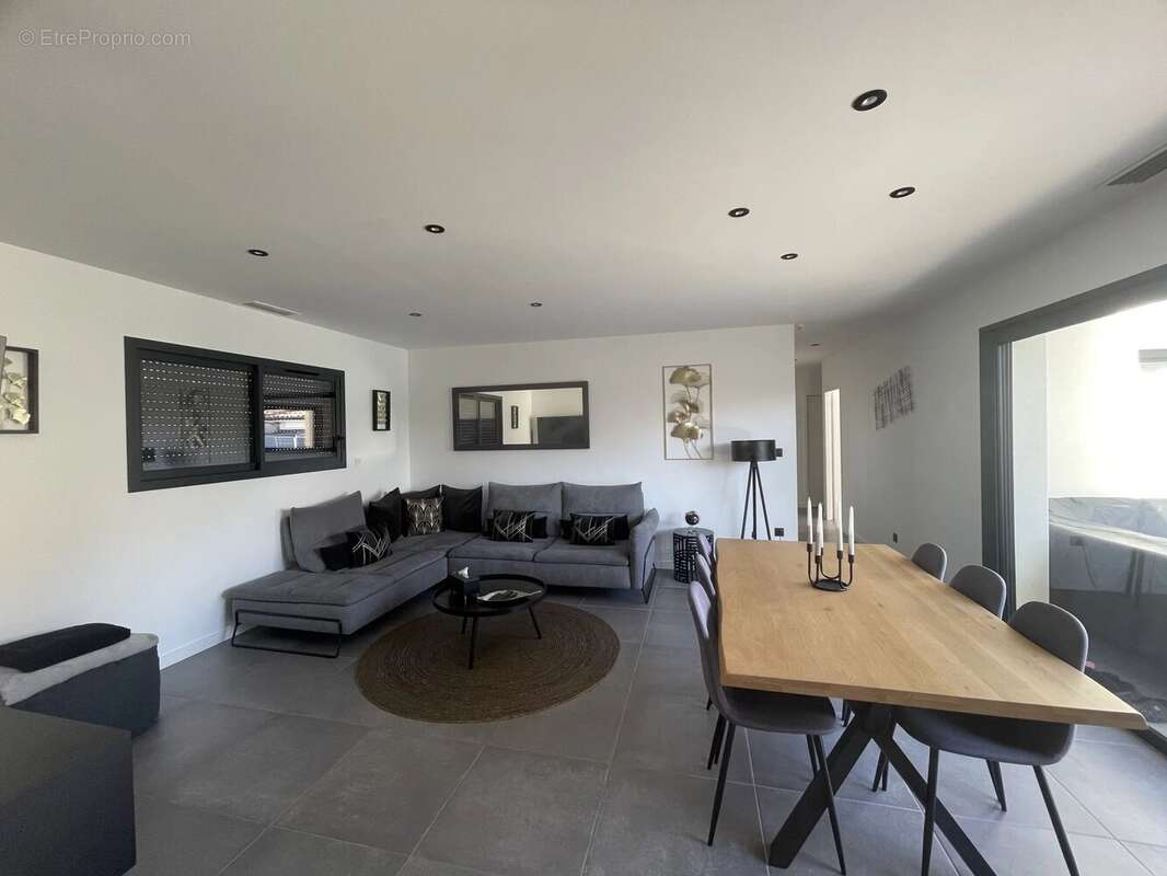 Maison à PINS-JUSTARET