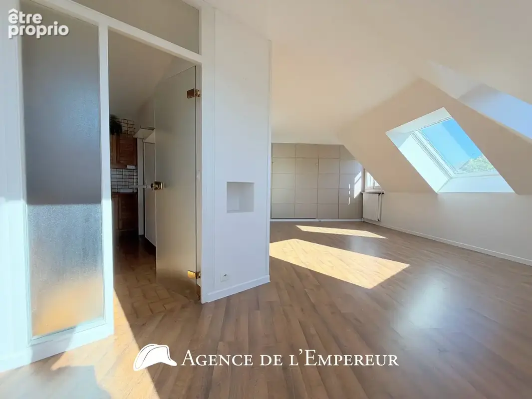 Grand studio 43 m2 (50 m2 au sol) — Dernier étage. Place des Arts. Parking et cave. - photo 6