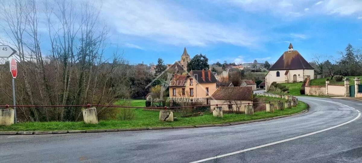 Maison à AINAY-LE-CHATEAU