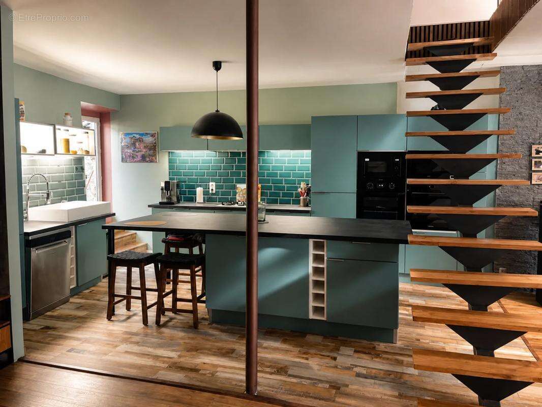 Immeuble rénové 250 m² situé à Ardes - photo 3
