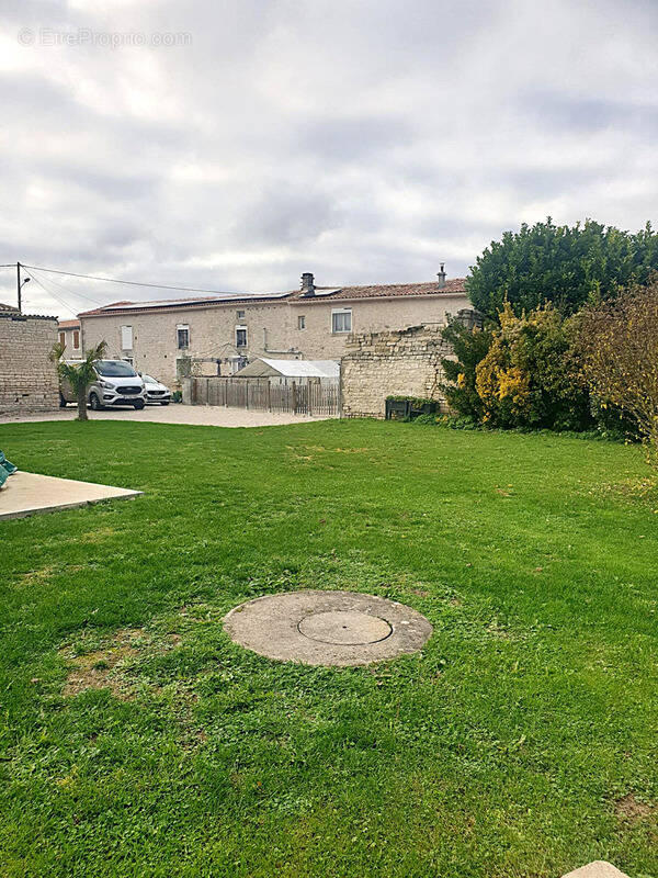 Maison à AIGRE