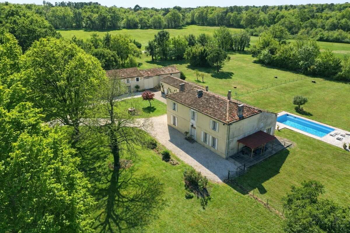 Maison à SAINT-GENIS-DE-SAINTONGE