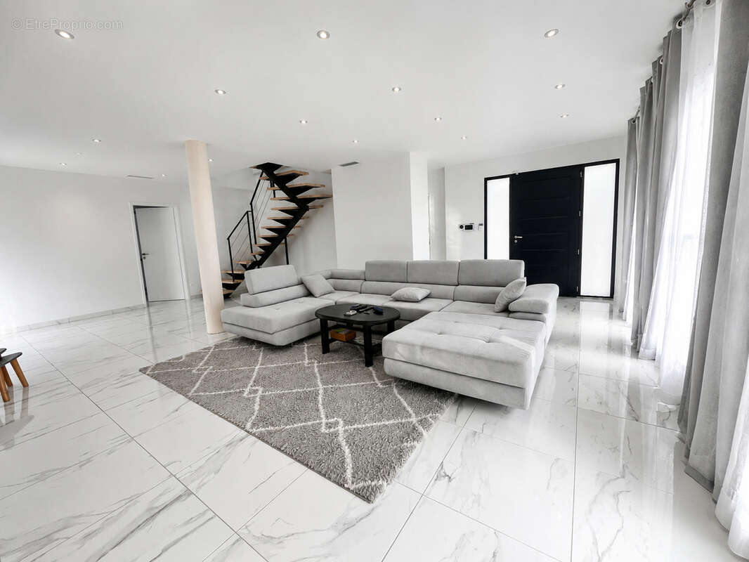 Maison contemporaine avec suite parentale, garage et piscine. - photo 3
