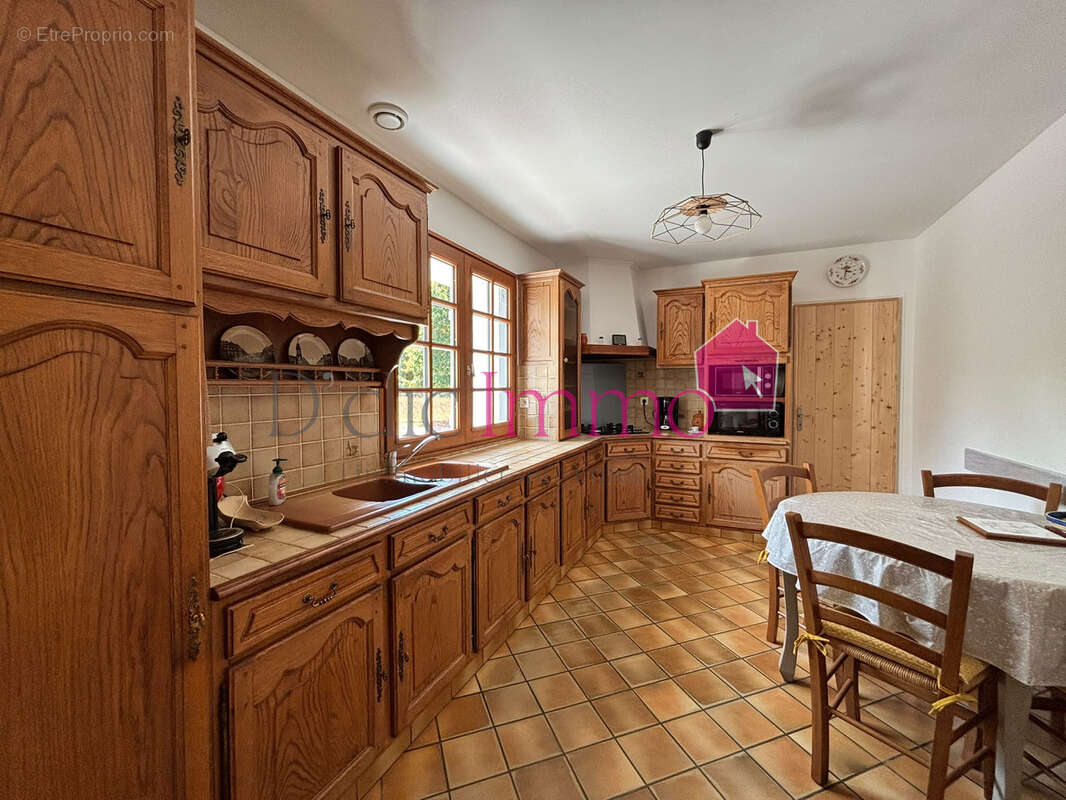 NOTRE DAME DE RIEZ - Longère avec 3 chambres - deux garages et une dépendance de 50m2. 7944 m2 de terrain. - photo 5