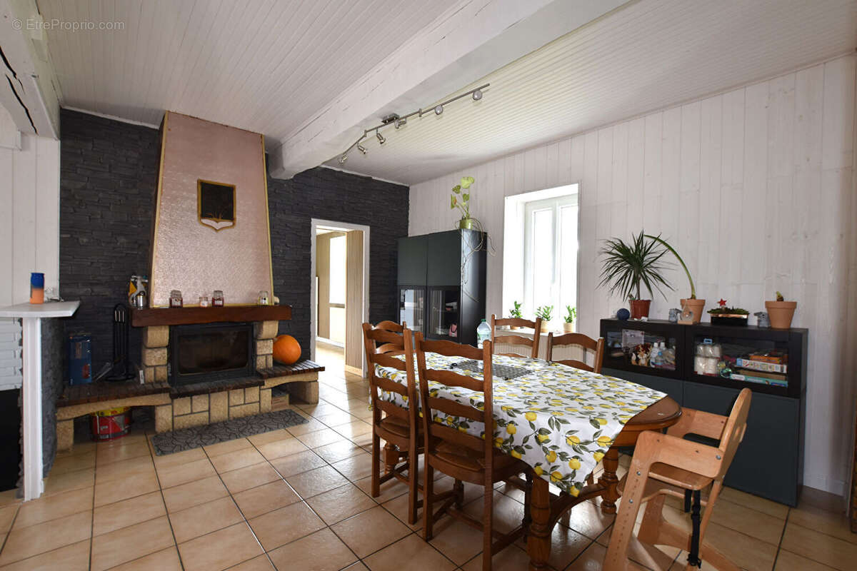 Maison à MONTAIGU-LE-BLIN