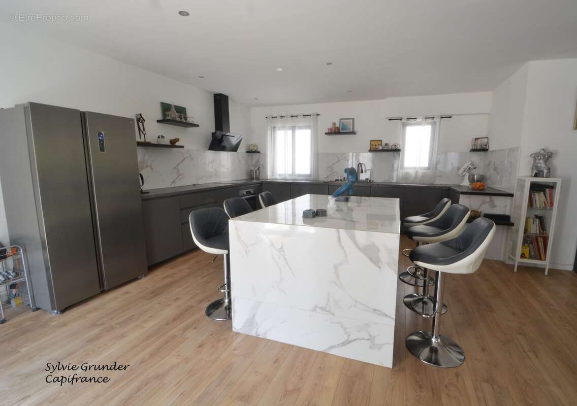 Maison à vendre 5 pièces SALON DE PROVENCE (13)209M² avec extérieurs et garage - photo 5