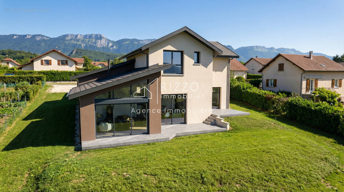 Maison à PERON