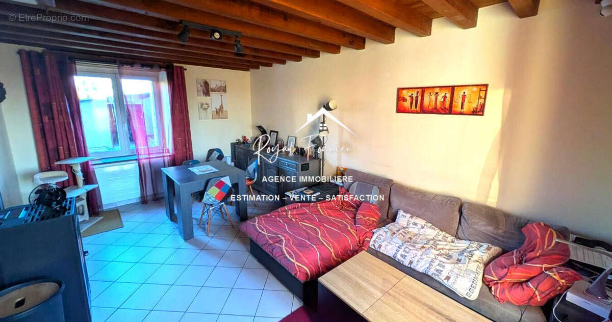 Séjour avec poêle à granulés - Maison à MANTHELAN