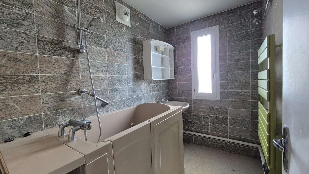 Salle de bain origine Noisy le Grand  - Appartement à NOISY-LE-GRAND