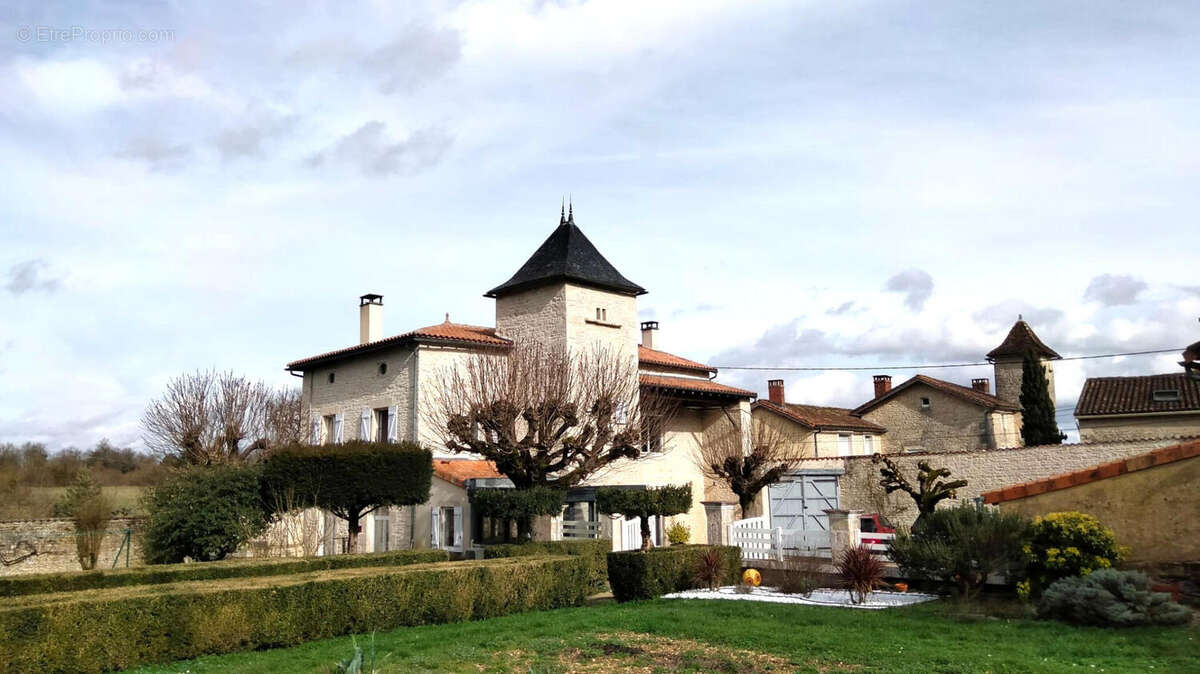 OVERVIEW - Maison à BARRO