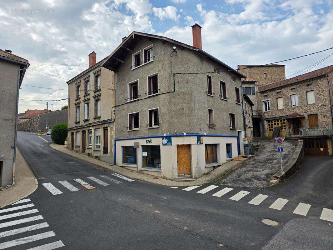 Dunières 43220 idéalement situé en plein centre du village proche des commodités Immeuble élevé sur caves sur trois niveaux plus - photo 7