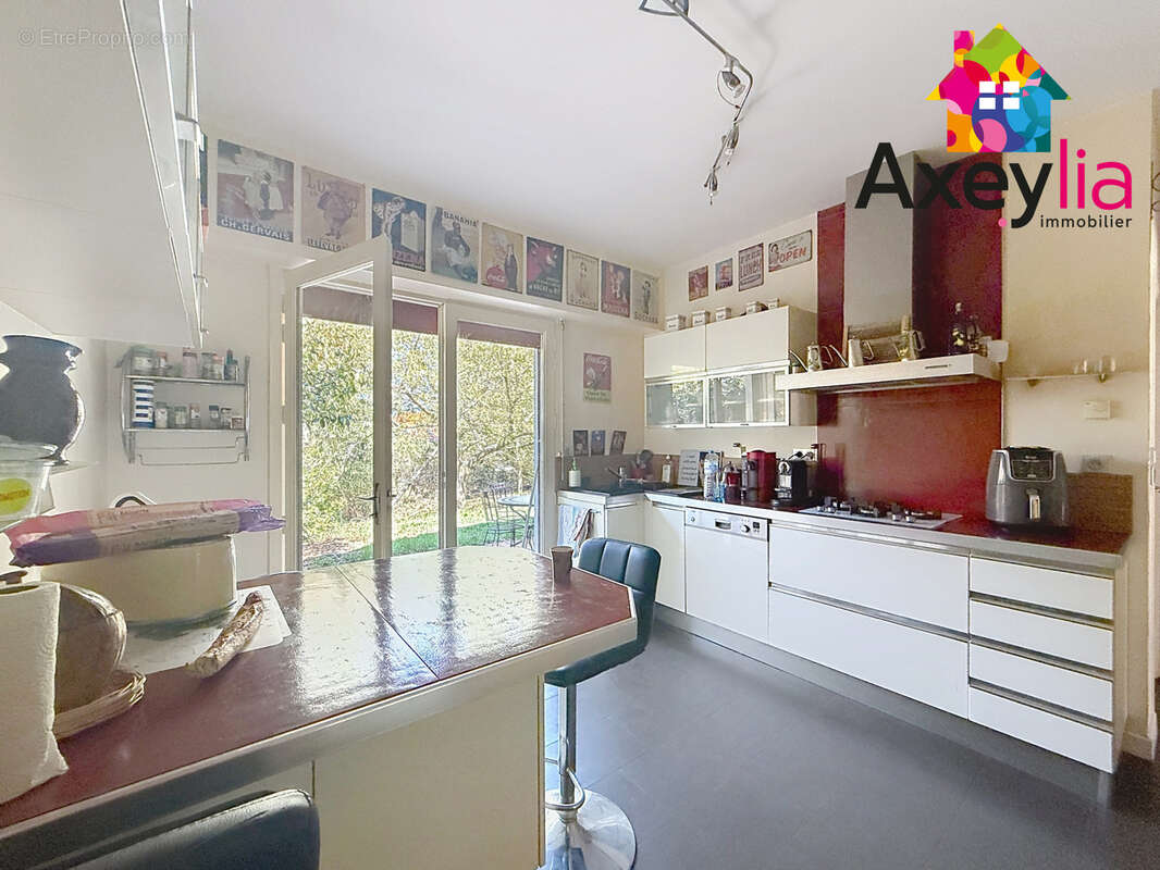 A vendre - commelle-vernay - maison à toit de chaume et semi-enterrée avec quatre chambres, terrain et piscine - photo 5