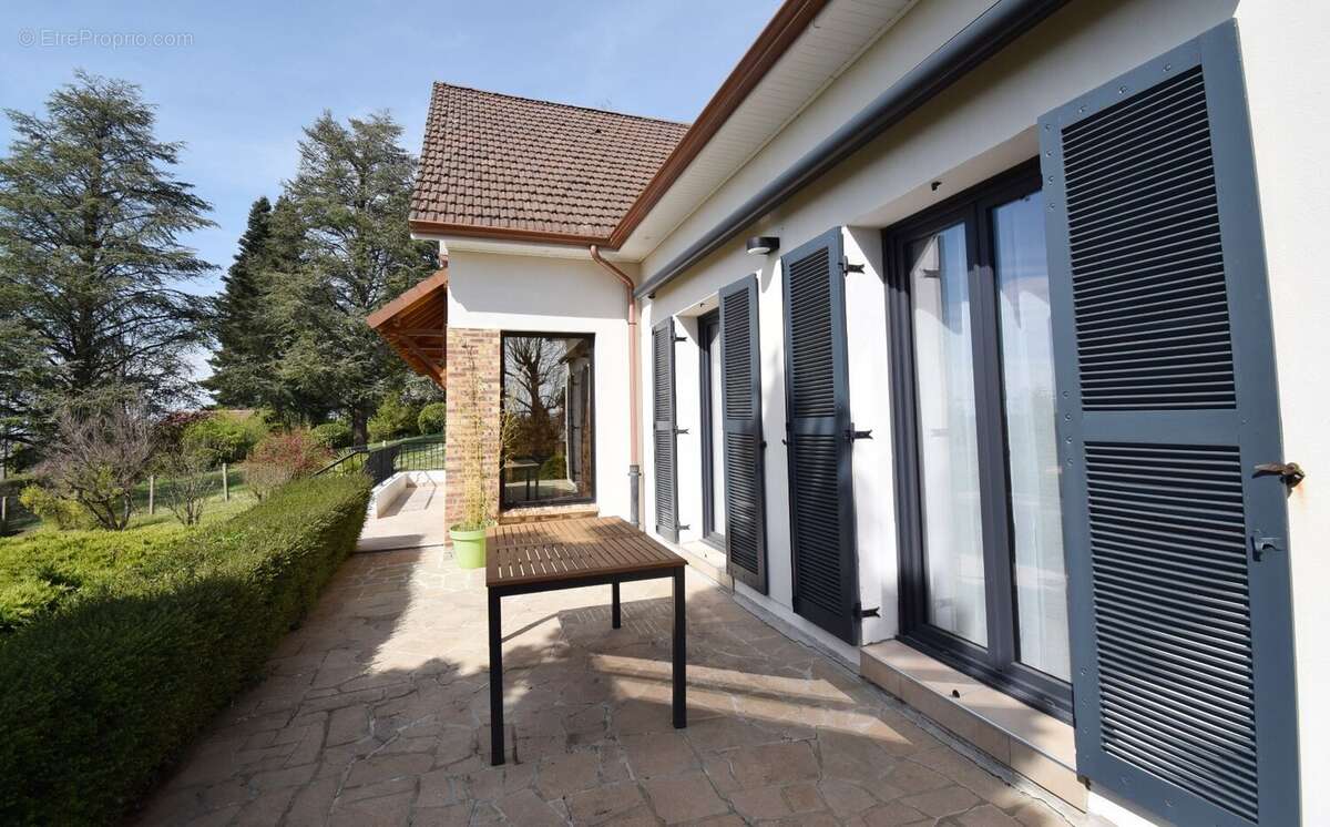 Maison à CREUZIER-LE-VIEUX