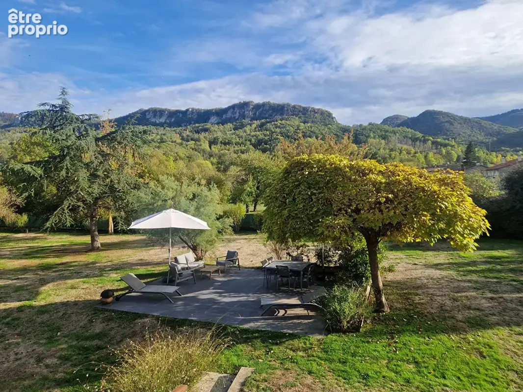 Villa dans village avec commerces , piscine , beau terrain bordé par une rivière - photo 3