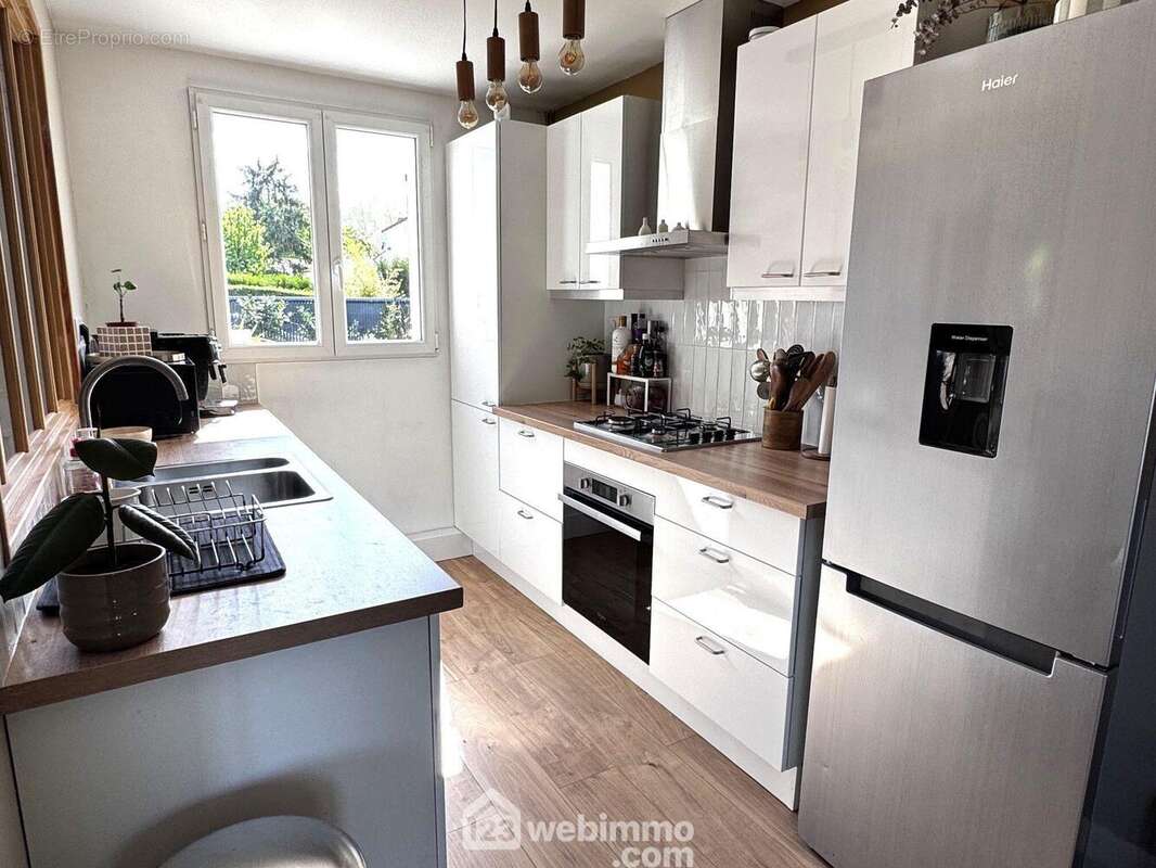 découvrons la cuisine ouverte totalement aménagée et équipée... - Maison à LISSES