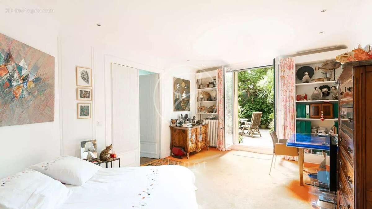 Appartement à PARIS-16E