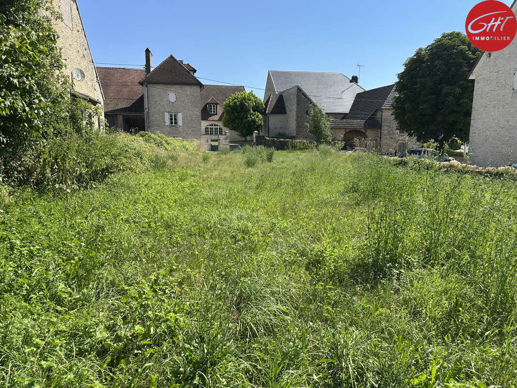 Terrain constructible plat - Hors lotissement - photo 2